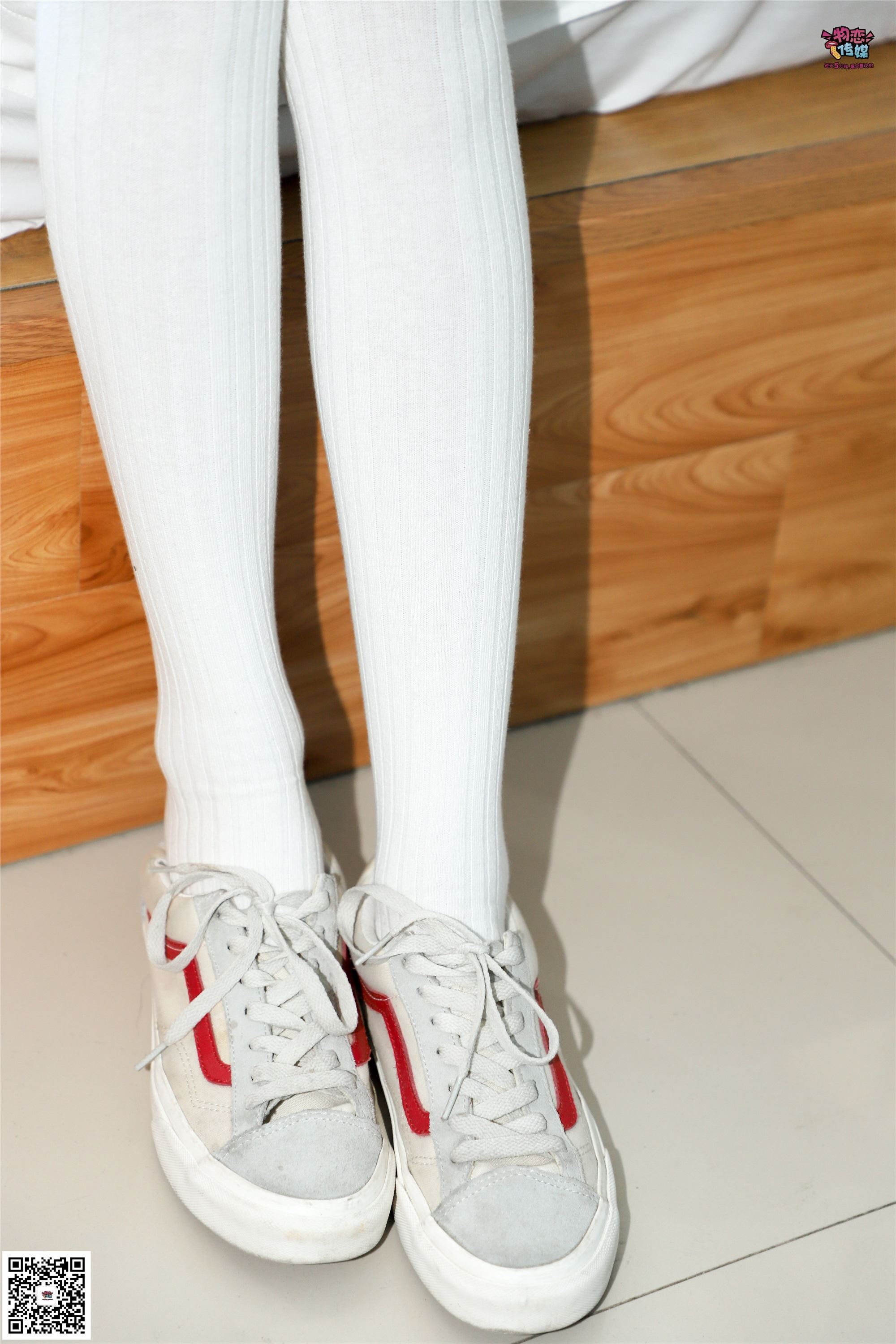 物恋传媒 No.002 酷酷的18岁黑丝少女，黑丝与白长筒袜的碰撞